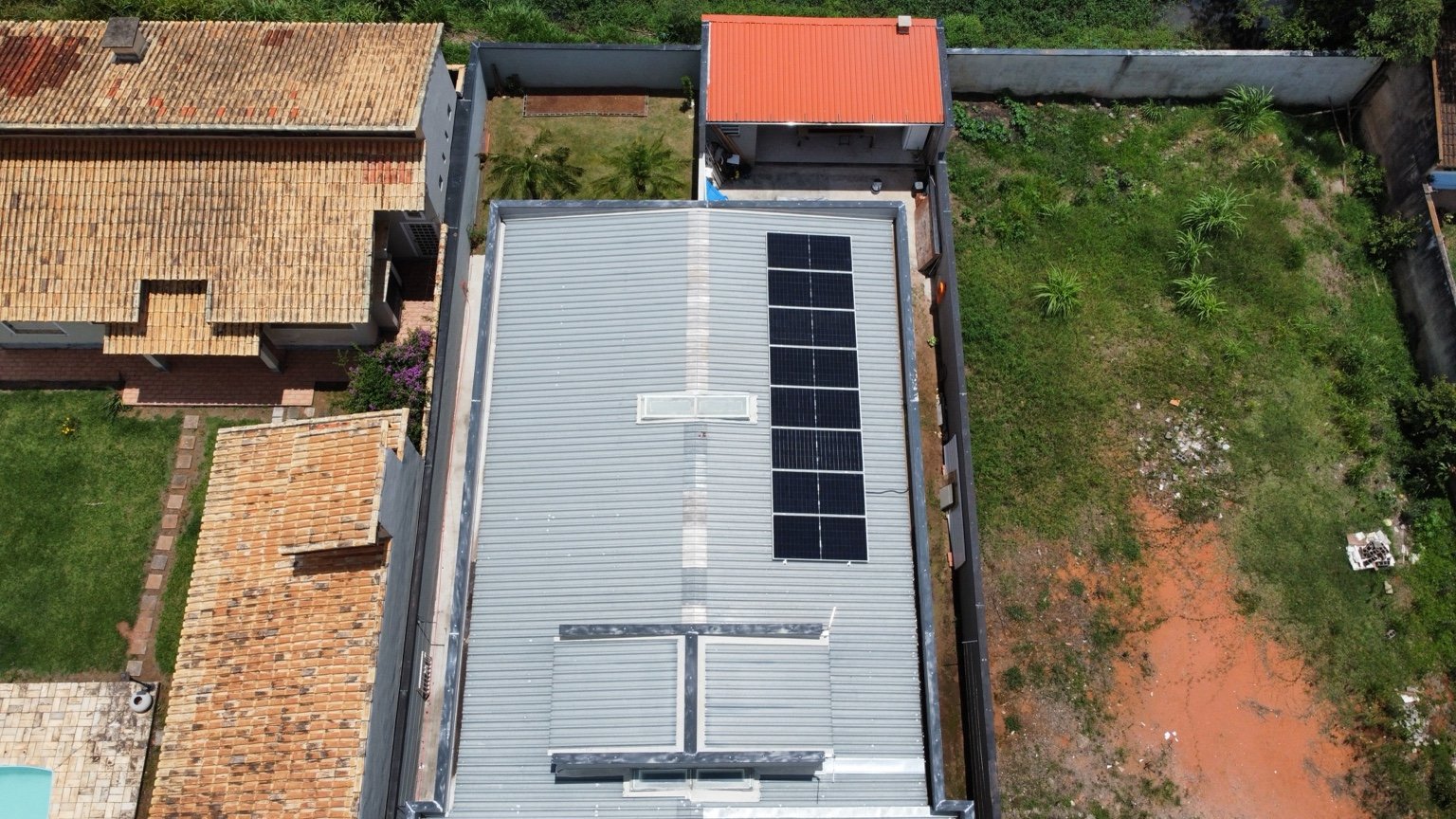 Sistema fotovoltaico instalado em cobertura metálica