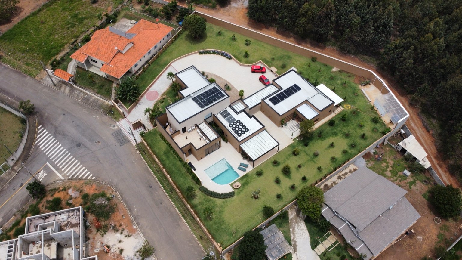 Sistema fotovoltaico em residência de alto padrão